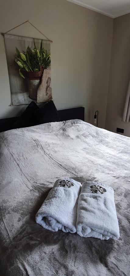 Luxe Gastenkamer Met Living En Keuken Bij Friezen Paarden Stal Pellendijk Westendorp Εξωτερικό φωτογραφία